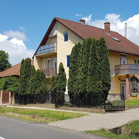 Appartement Grosses Ferienhaus Plattensee Balaton - Nyaralo Haz 6 Szobaval, 5 Fuerdoszobaval, 3000 Nm à Szolad Extérieur photo