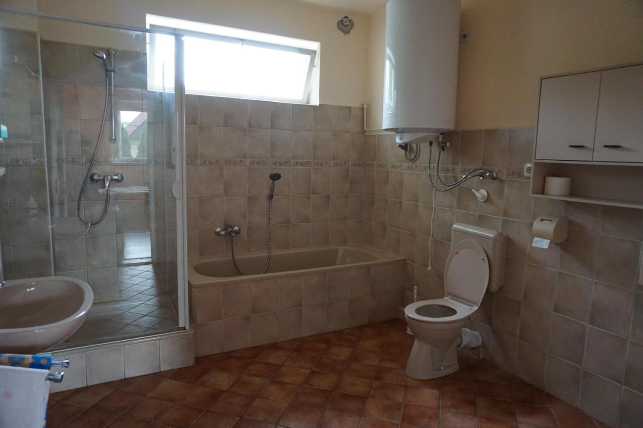 Appartement Grosses Ferienhaus Plattensee Balaton - Nyaralo Haz 6 Szobaval, 5 Fuerdoszobaval, 3000 Nm à Szolad Extérieur photo