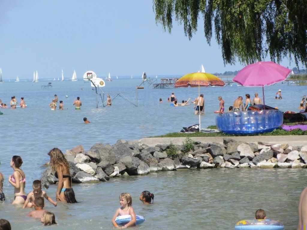 Appartement Grosses Ferienhaus Plattensee Balaton - Nyaralo Haz 6 Szobaval, 5 Fuerdoszobaval, 3000 Nm à Szolad Extérieur photo