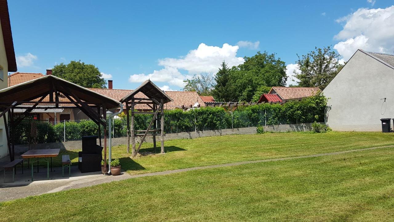 Appartement Grosses Ferienhaus Plattensee Balaton - Nyaralo Haz 6 Szobaval, 5 Fuerdoszobaval, 3000 Nm à Szolad Extérieur photo
